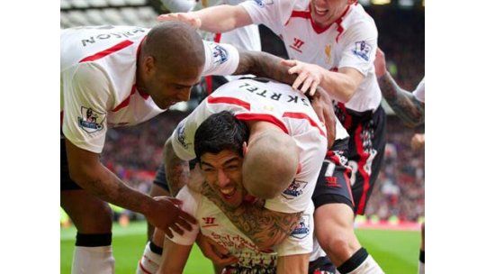 Liverpool ganó 3-0 ante el Manchester United con gol de Suárez
