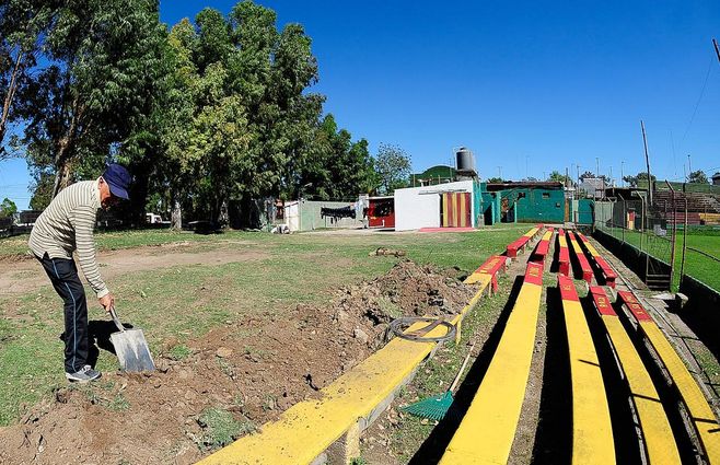 Los cancheros de Progreso trabajan full time para llevar de 3.200 localidades a 5.000, el mínimo exigido de espectadores para recibir a Nacional en una cancha chica. 