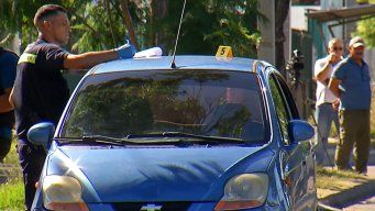 Foto: Subrayado. Auto baleado en Peñarol, perteneciente a Investigaciones III.