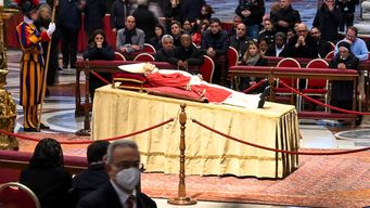 Benedicto XVI en la capilla ardiente de la Basílica de San Pedro. AFP.