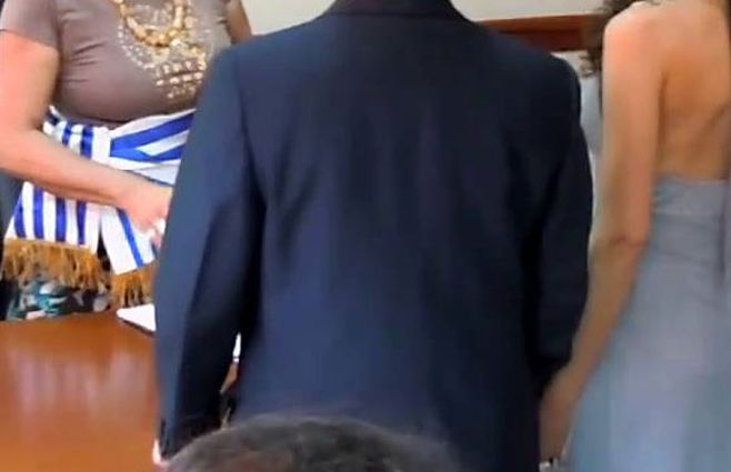 La clásica indumentaria de Registro Civil, una tentación para el invitado