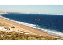 Rescataron a un hombre y un niño que cayeron al agua en parapente