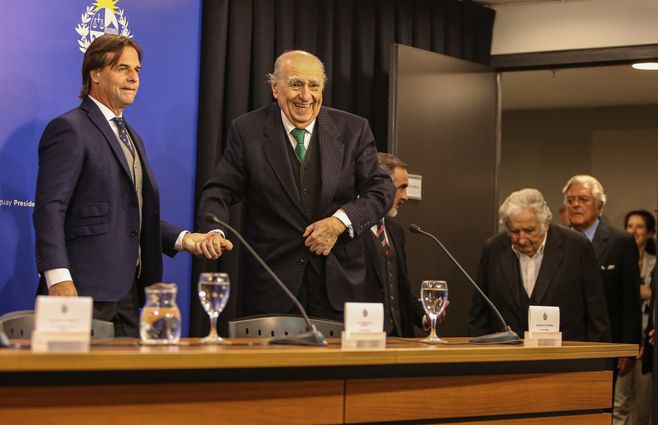 caida sanguinetti foco uy (4).jpg