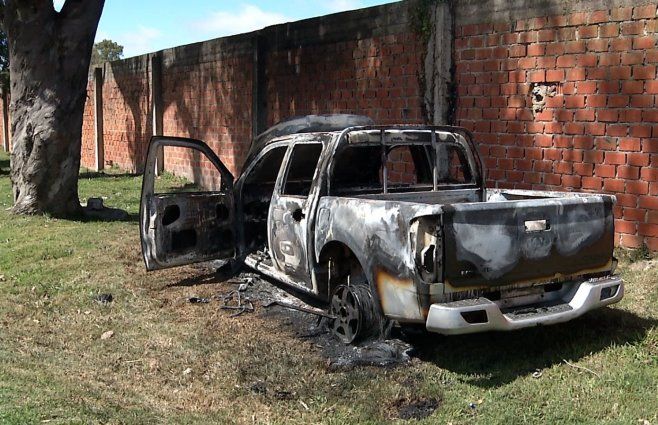 Foto: Subrayado. Camioneta incendiada por delincuentes durante la huida, tras atentar contra Mónica Ferrero.