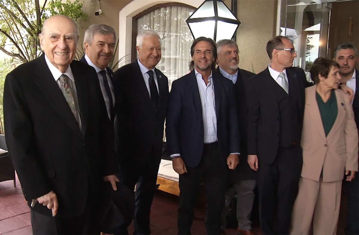 Lacalle Pou realizó una aparición pública en el 50º aniversario de la empresa Turismar: "No salgo de la cueva", aseguró
