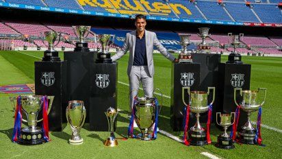 Posando en el Camp Nou, Luis Su&aacute;rez se despidi&oacute; hoy con copas obtenidas en seis temporadas en Barcelona,