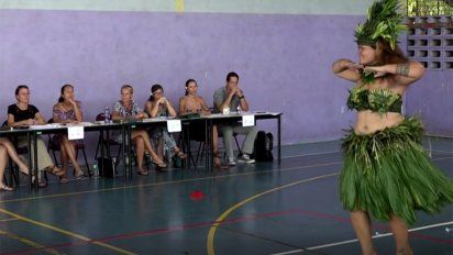 en la polinesia, las tahitianas aprueban el bachillerato bailando
