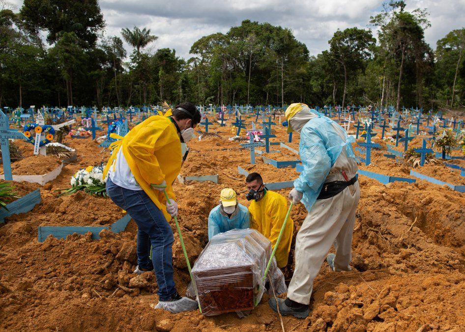 Un entierro se lleva a cabo en un área reservada para las víctimas del COVID-19 en el cementerio Nossa Senhora Aparecida en Manaus, Brasil.