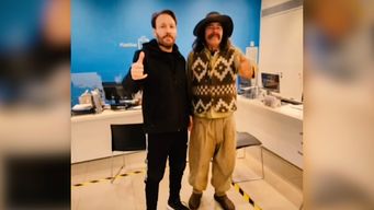 vive en la calle, le tarareo una cancion a nasser, el musico la grabo y lo busco para darle sus derechos