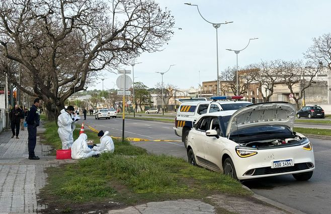 El auto perseguido por la Policía con los impactos de bala. Foto: María Eugenia Scognamiglio, Subrayado.