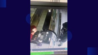 delincuente ingreso encapuchado a una panaderia, apunto con un arma y se llevo el dinero de la caja