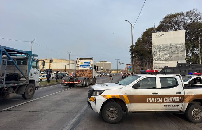 camioneros-en-la-rambla-portuaria-valentina-villano
