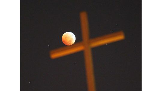 Imágenes de la “luna roja” que se vio en la madrugada