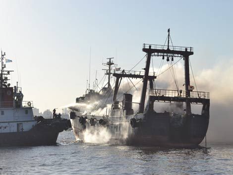 Pesquero coreano ardió por más de 12 horas en el Puerto