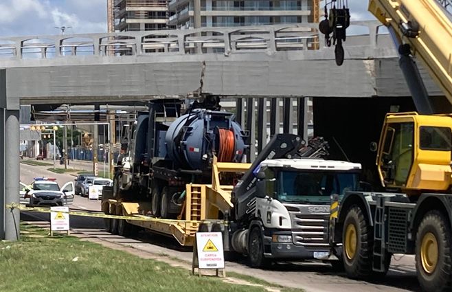 choque-camion-ancap-puente-bulevar-artigas.jpg