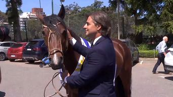 una yegua muy mansa, el regalo especial que la camara de la construccion le hizo a lacalle pou