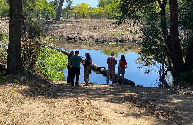La barrera sanitaria que se colocó en el arroyo Carrasco, entre Montevideo y Canelones, para contener residuos industriales. Foto: Jimena Crujeira, Subrayado.