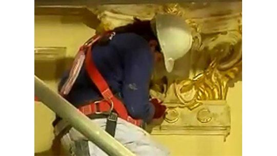 Hallan oro 22 kilates debajo de la pintura en el Hotel Carrasco