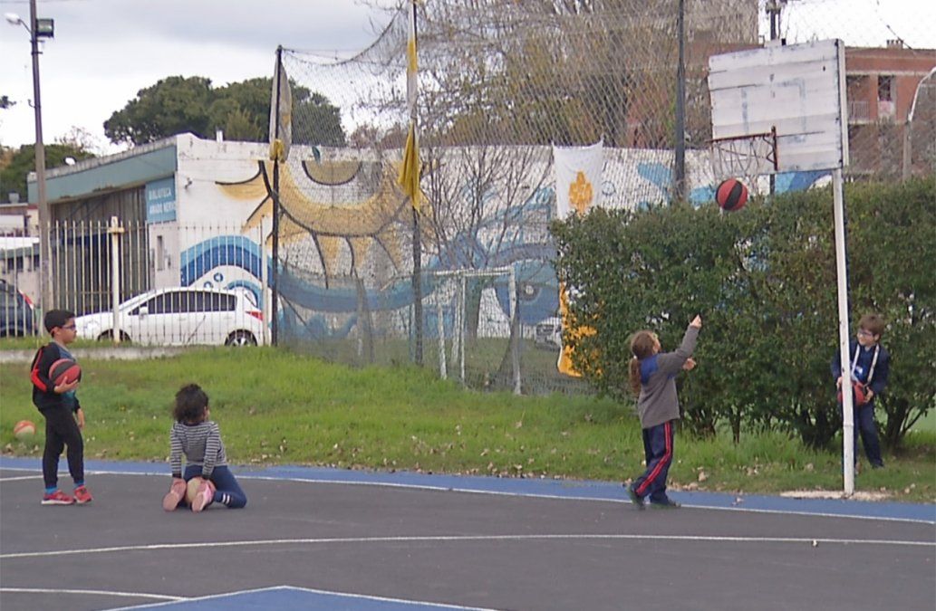 Unión de jueces brinda clases de básquetbol gratuitas para niños en Colón