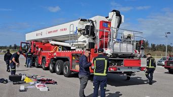 personal de bomberos comenzo capacitacion tras la llegada de camion de ultima generacion para combate de incendios