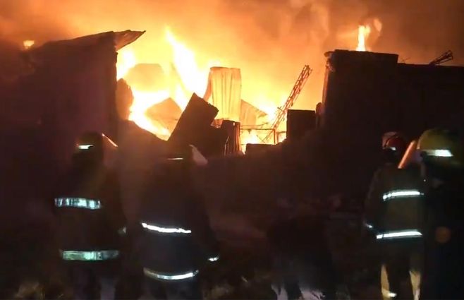 bomberos-incendio-fabrica.jpg