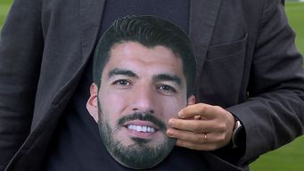 unas 20.000 caretas y 15.000 carteles por suarez seran repartidas por la hinchada de nacional