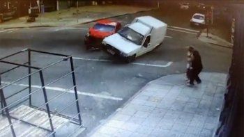 Video: dos mujeres se salvaron de milagro de ser atropelladas tras un ...