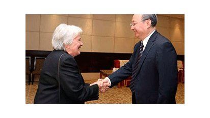 Topolansky con el gobernador de Sichuán, Yin Li,