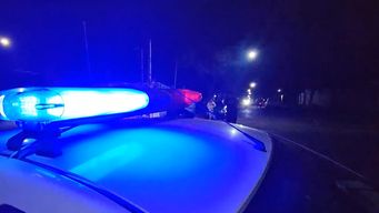 un hombre fue asesinado en la zona de bella italia; fue hallado en la vereda con una herida de arma en el pecho