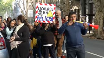 protesta de padres en la escuela n° 4 por problemas edilicios: denuncian riesgo para los ninos