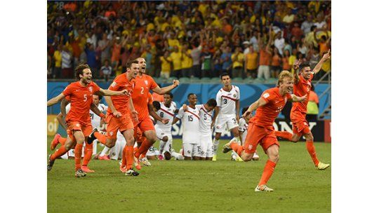 Holanda sufrió, clasificó a semifinales y jugará con Argentina