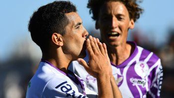 Leo Fernández y Maxi Pérez, festejan un gol de Fénix, el sorprendente puntero. El primero es la gran figura del torneo. Lleva 6 goles.