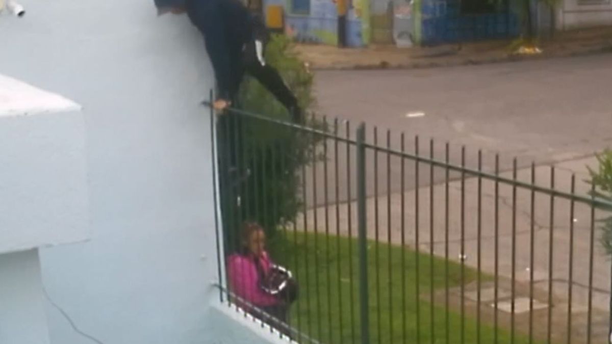 Pareja de delincuentes rapiñó a dos mujeres en su casa: entraron, las golpearon y asaltaron