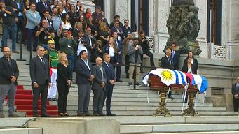 con la ovacion del publico, termino el velatorio del expresidente jose mujica en las afueras del palacio legislativo