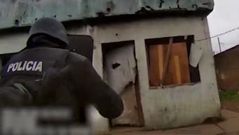 asi la policia allano dos casas e incauto pasta base por 200.000 pesos