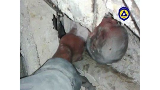 Increíble rescate de una bebé de entre los escombros en Siria