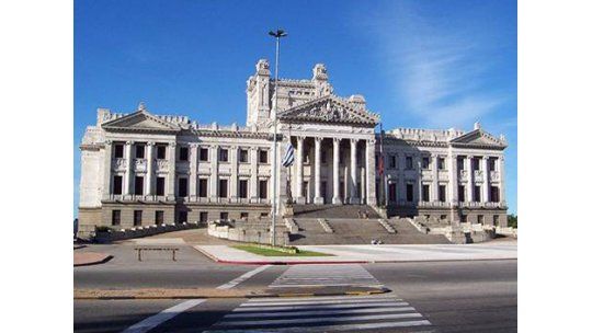 Cada uruguayo paga 19 dólares por año por cada legislador