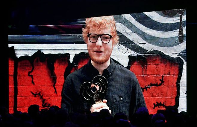 El artista recibe el HeartRadio Music Awards por Shape of You como canción del año