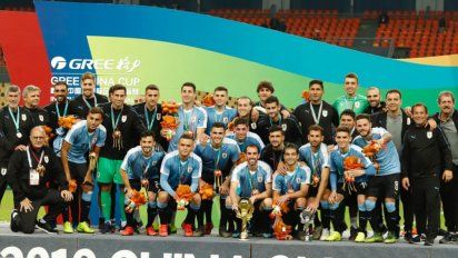 El plantel recibiendo la copa y las medallas en el&nbsp;Guangxi Sports&nbsp;Centre