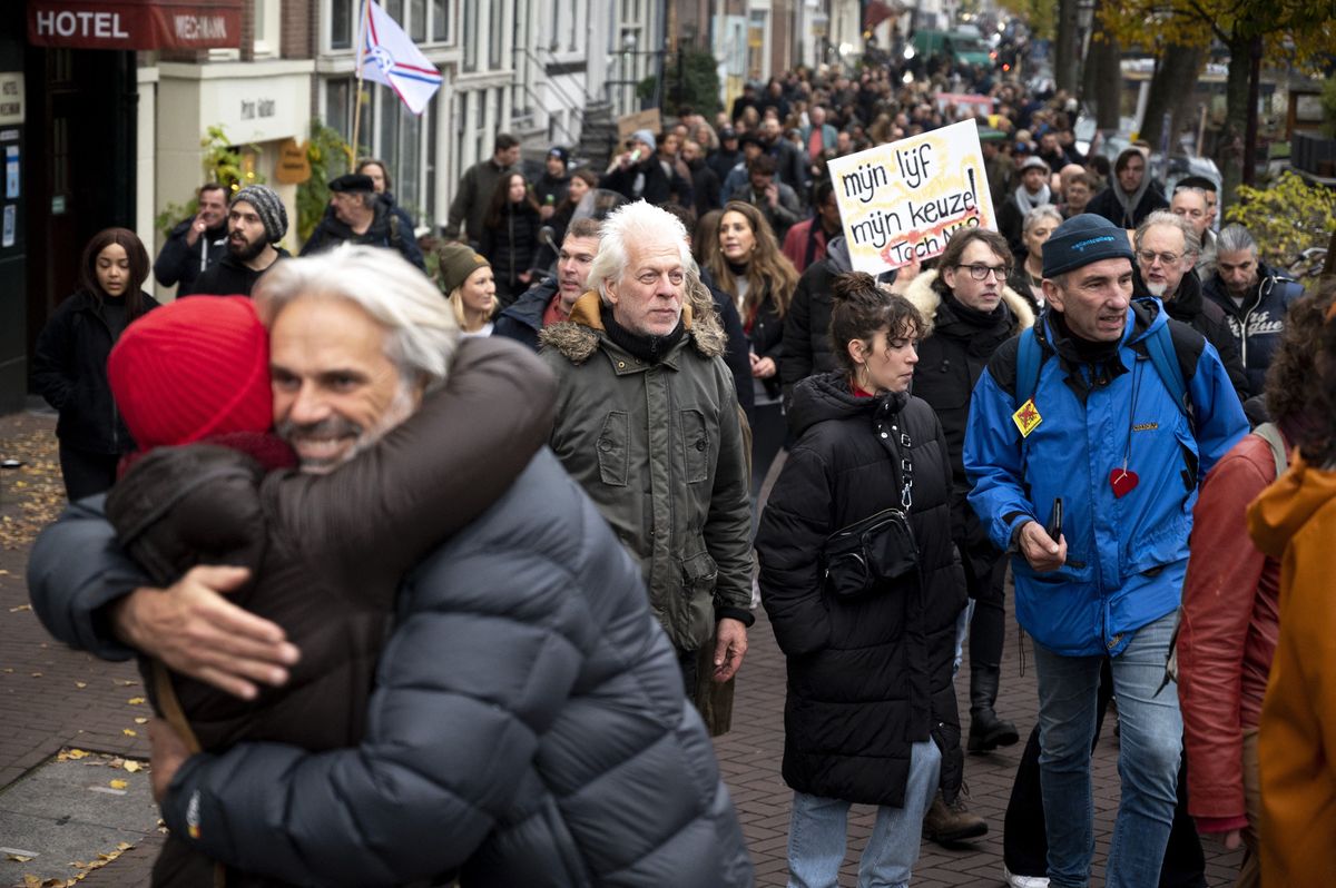 Los manifestantes holandeses por el coronavirus realizaron nuevas manifestaciones el 20 de noviembre de 2021