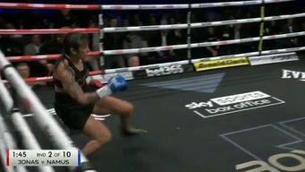 chris namus perdio por knock out tecnico tras caer dos veces a la lona