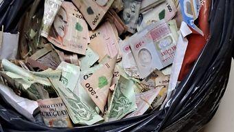 La bolsa con cerca de 800.000 pesos incautada tras el accidente. Foto: Policía de Canelones.