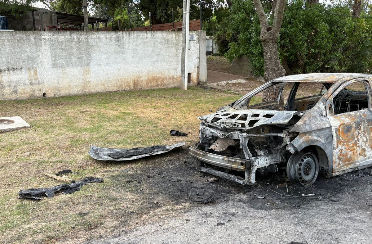 Foto: Mª. Eugenia Scognamiglio, Subrayado. Auto incendiado, investigan si fue el usado por los tiradores. Foto: Mª. Eugenia Scognamiglio, Subrayado. Auto incendiado, investigan si fue el usado por los tiradores.