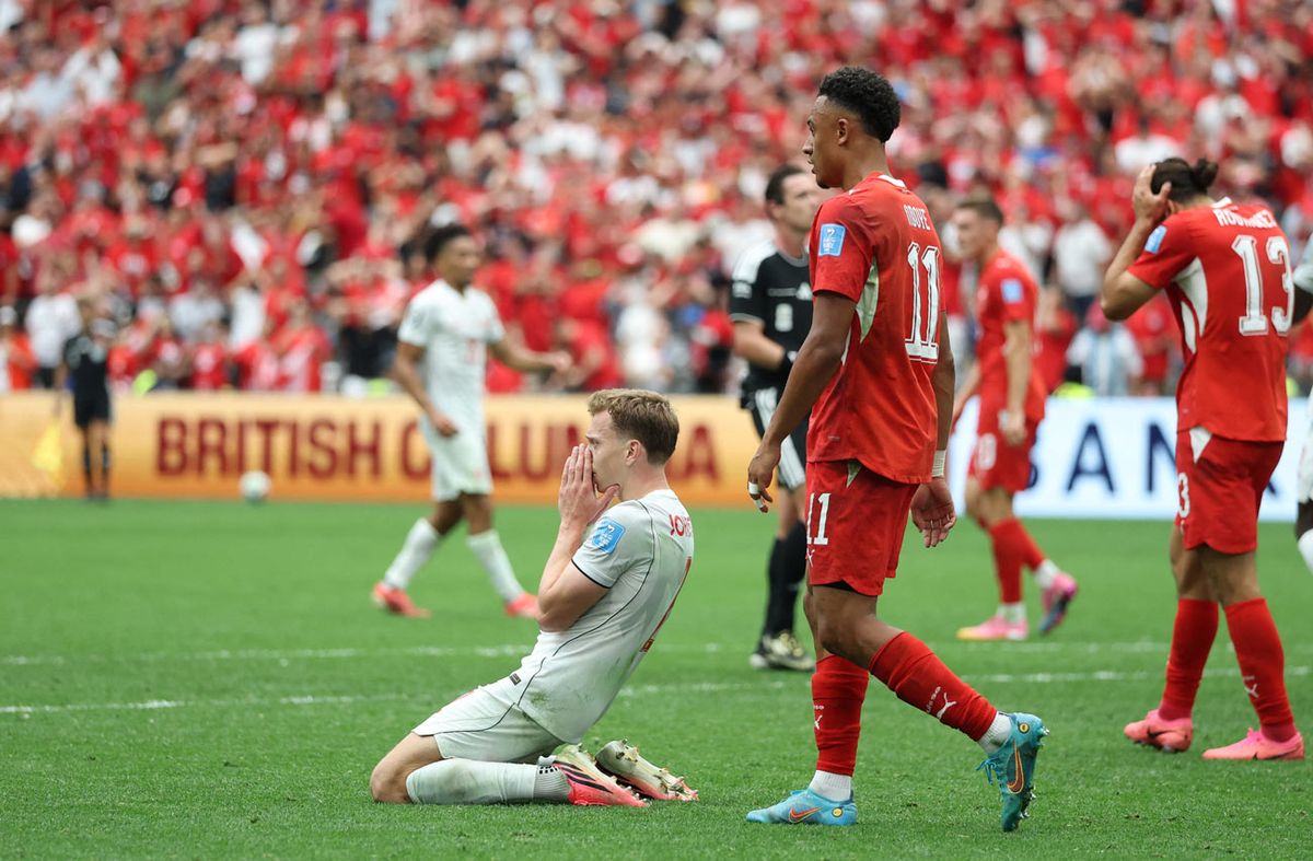 Suiza le ganó 2-1 a Canadá y pasó a 16avos como primera del Grupo B del Mundial