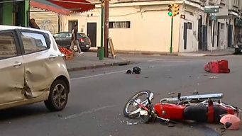 dos lesionados tras choque entre una moto y un auto en el centro de montevideo