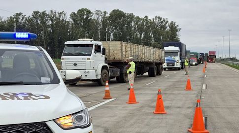Decenas de camiones en caravana hacia Montevideo. Foto: Policía Caminera.