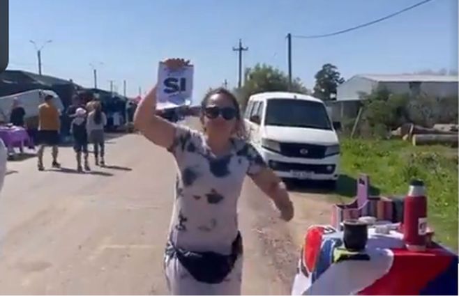 Militantes reparten papeletas del SI en feria de Maldonado. Foto: captura de video subido a redes sociales.