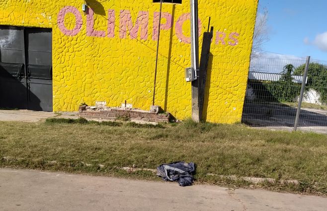 La esquina de Camino Edison y Lamartine, donde está el Club Olimpo, zona del barrio Peñarol.