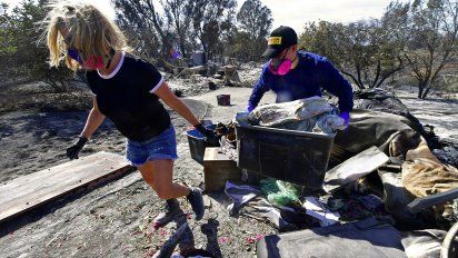 buscan cuerpos en tierra arrasada por incendios en california