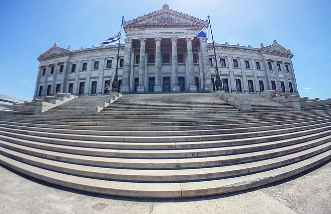 parlamento-escalinata-foco-uy.jpg